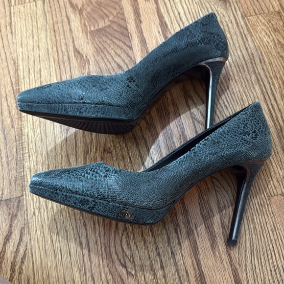 Like new DKNY green snakeskin Suede Heels Classic Pumps 3.5 inch sz 9 - Picture 2 of 3